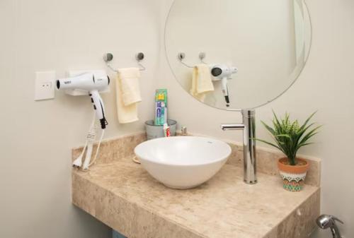LuqueDelicado Monoambiente-comfy Studio的一间带碗水槽和镜子的浴室