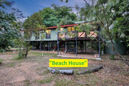 Wagait BeachWagait Beach Holiday Houses的前面有黄色标志的海滨别墅