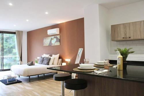 莫尼斯特罗尔Barceló Apartaments的客厅配有沙发和桌子