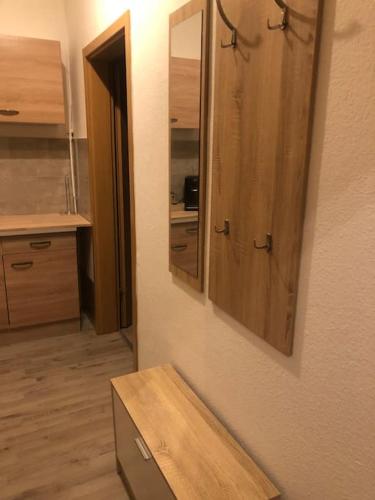 明斯特Eine 2 Zimmer Ferienwohnung Münster City的一间带镜子和木桌的浴室