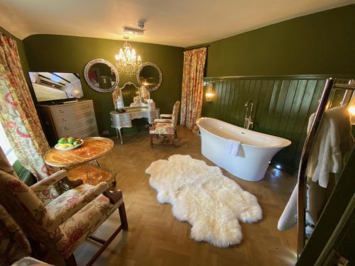CraykeThe Durham Ox的带浴缸、水槽和镜子的浴室
