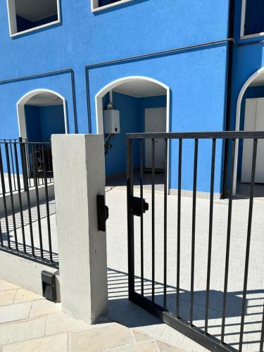 雷卡纳蒂港A casa di Fede的前面有门的蓝色建筑