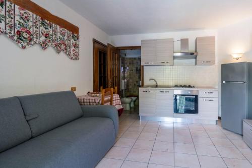 安泰伊-萨伊恩特-安德尔埃Residence Covalou的带沙发的客厅和厨房