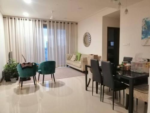 科伦坡Luxury Sea view fully furnished apartment的客厅配有桌椅和沙发