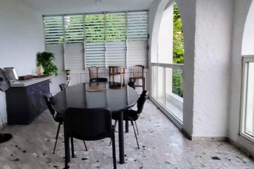 哥西尔Appartement magnifique vue mer的一间带桌椅和窗户的用餐室