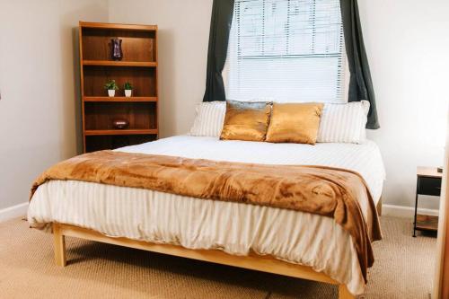 阿森斯Cozy 3-Bed Athens Getaway, Right Near UGA!的一间卧室设有一张大床和窗户