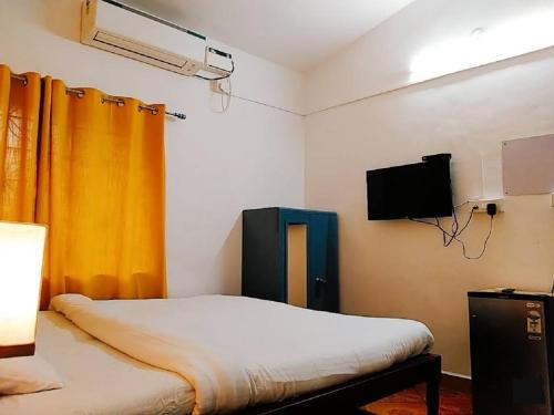 巴加Baga Sea Link的一间卧室配有一张床和一台电视。