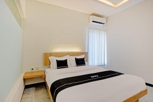 梭罗OYO Capital O 90410 Griya Amanah Jajar Syariah的卧室配有白色的床和窗户。