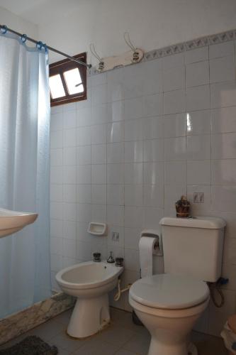德尔迪阿布罗角Brisas del Diablo 3的白色的浴室设有卫生间和水槽。