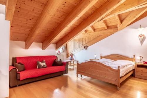 福尔加里亚Residence Stella的一间卧室配有红色的床和红色的沙发