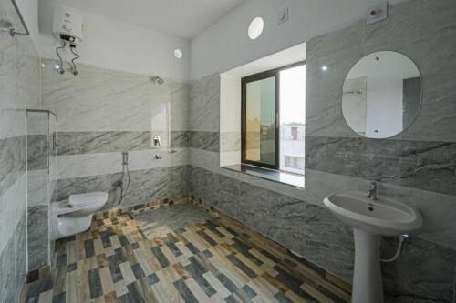 布巴内什瓦尔Goroomgo Grace Premium Bhubaneswar的一间带水槽和镜子的浴室