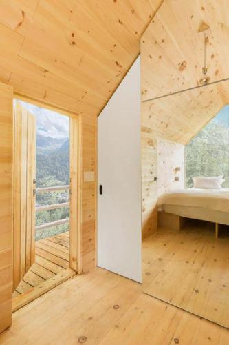 Villa dʼAllegnoSuite Etoile的木制客房设有床和大窗户