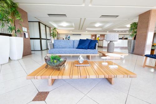 萨尔瓦多维德马尔酒店的客厅配有蓝色的沙发和桌子