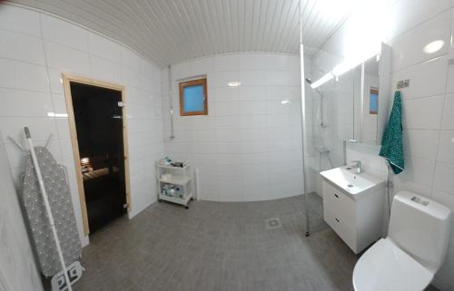 海门林纳Family apartment Hämeenlinna with SAUNA的白色的浴室设有卫生间和水槽。