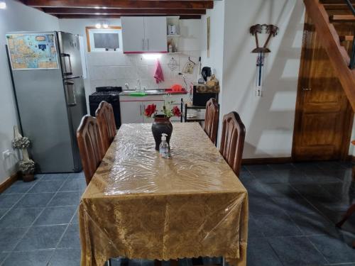 乌斯怀亚Cabaña Ceferino Ushuaia的厨房配有带花瓶的桌子