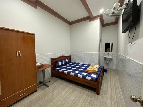 保禄Motel Khánh Vy的客房设有床、水槽和浴室