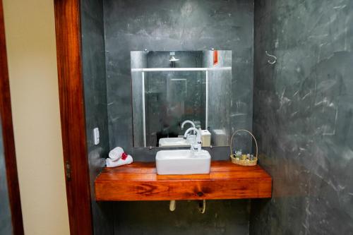 卡莫辛POUSADA VILLAGE KITE的一间带水槽和镜子的浴室