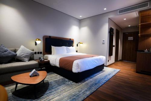 阿可贺巴NAS Hotel的酒店客房,配有床和沙发