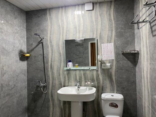 库塔伊西Hotel Mariana的一间带水槽、卫生间和镜子的浴室