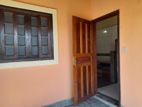 佩尼多Sitio148 Hospedaria的一间设有门和窗户的房间