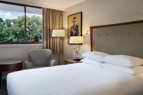 史云顿Delta Hotels by Marriott Swindon的酒店的客房 - 带一张床、椅子和窗户