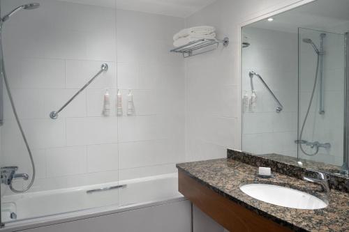 史云顿Delta Hotels by Marriott Swindon的一间带水槽和淋浴的浴室