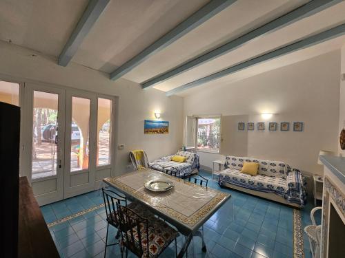 福特村Villetta in stile mediterraneo的客厅配有桌子和沙发