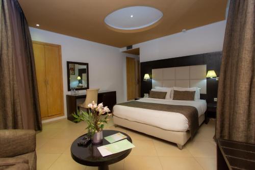 拉巴特马拉克酒店的大型酒店客房,配有床和沙发