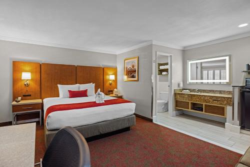 安纳海姆索勒酒店阿纳海姆的一间酒店客房 - 带一张床和一间浴室