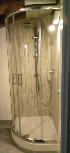 的里雅斯特Freetime Trieste的浴室里设有玻璃门淋浴