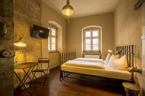 安贝格弗伦费斯特克纳斯特酒店的一间卧室配有一张床和一张桌子