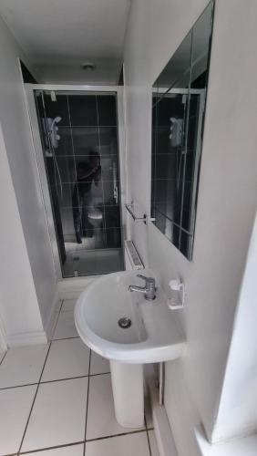 诺丁汉En Suite room with kitchen facilities的白色的浴室设有水槽和镜子
