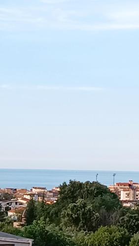 瓦斯托B&B "LE LUCI" SUPER CAMERA IN ATTICO interno 3的城市的背景海景
