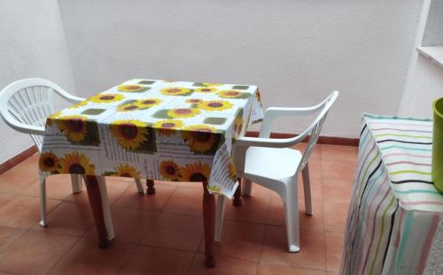 代尔特布雷Ancora的一张桌子、两把椅子和一张布满鲜花的桌布