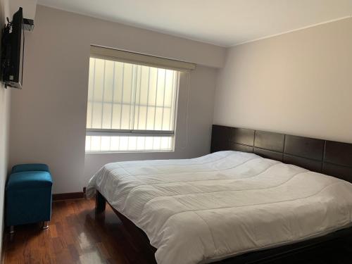 利马MLA apartments - Bolognesi的一间卧室设有一张大床和一个窗户。
