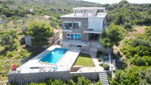 RadovanićiSunset Villa Montenegro的享有带游泳池的房屋的空中景致