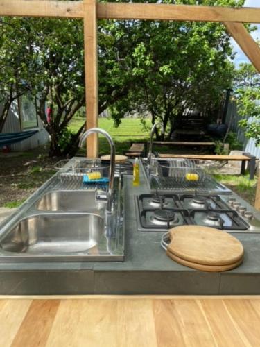 纳塔列斯港Camping Yellow Plum的厨房柜台设有水槽和炉灶。