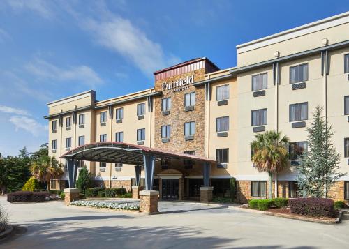 盖恩斯维尔Fairfield Inn & Suites by Marriott Gainesville的建筑前面的 ⁇ 染