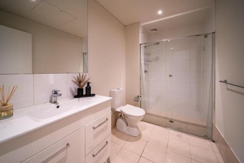 阿德莱德Floral on Frew Adelaide的带淋浴、卫生间和盥洗盆的浴室