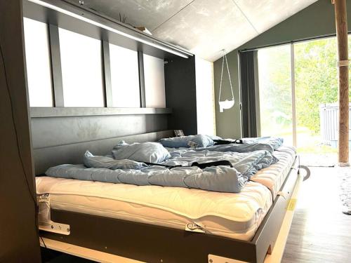 霍尔拜克Hytte-vandudsigt-Hottub-hygge的一张大床,位于带窗户的房间里