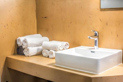 卡兰巴卡SOCRATES Ethnic and traditional Home的一间带水槽和台面毛巾的浴室