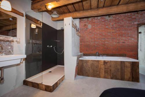 诺格NorgerStee的砖墙旁带浴缸的浴室