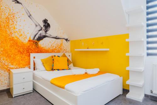 诺丁汉Baila Casa的一间卧室配有一张壁画床