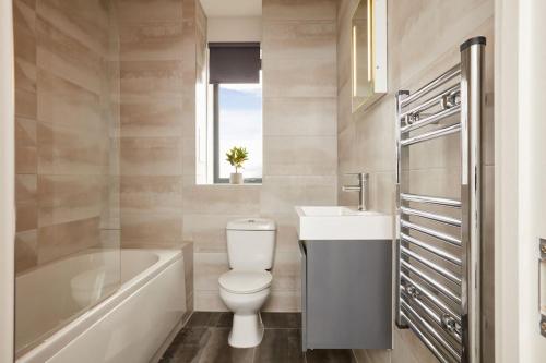诺里奇Pottergate Views的浴室配有卫生间、盥洗盆和浴缸。