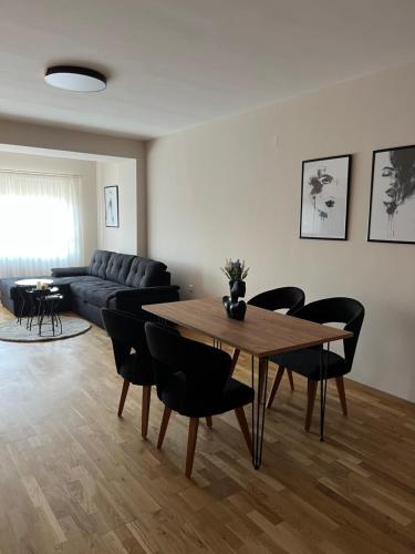 斯特鲁米察Apartment33的客厅配有沙发和桌椅