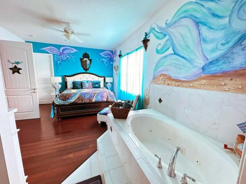 新士麦那海滩大道上旅馆的浴室的墙上挂着美人鱼壁画