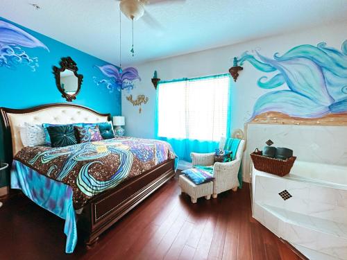 新士麦那海滩大道上旅馆的卧室配有一张床,墙上挂有美人鱼画