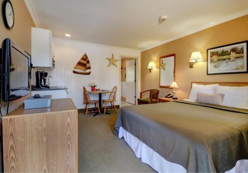 威尔斯Sea Mist Resort Motel的酒店客房设有一张大床和一张桌子。