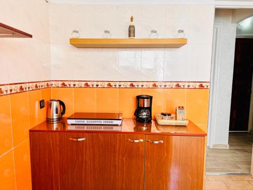拉巴特Appartement Cosy quartier chic de Rabat的厨房配有带咖啡壶的吧台