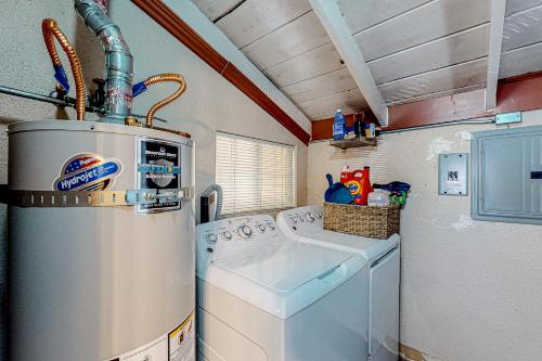 南太浩湖Hounds of Aspen的小型洗衣房配有洗衣机和烘干机
